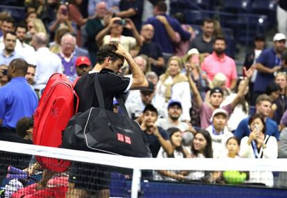 Federer abandona la pista Arthur Ashe tras caer ante Dimitrov.