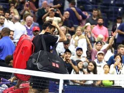 Federer abandona la pista Arthur Ashe tras caer ante Dimitrov.