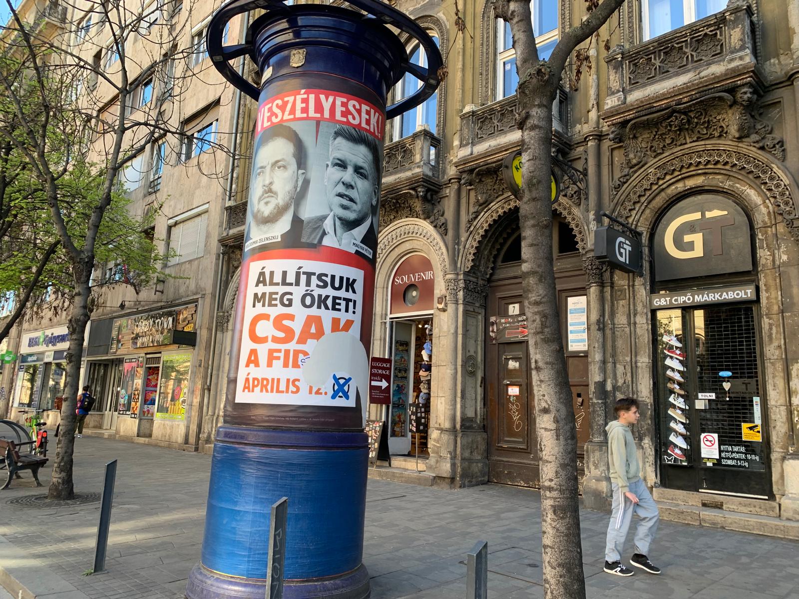 Un cartel con los rostros de Zelenski y Magyar en Budapest. 