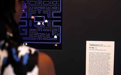 Una visitante juega al &#039;Pac-Man&#039; durante una exposici&oacute;n de videojuegos en el Museo de Arte Moderno de Nueva York (MoMA) en 2013.