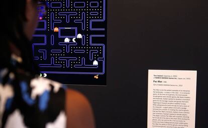 Una visitante juega al 'Pac-Man' durante una exposición de videojuegos en el Museo de Arte Moderno de Nueva York (MoMA) en 2013.