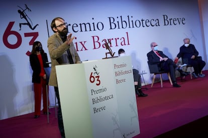 El escritor Juan Manuel Gil ha ganado el 63º Premio Biblioteca Breve, que concede la editorial Seix Barral y está dotado con 30.000 euros, con la novela Trigo limpio. El libro mezcla la realidad con la ficción, junto con la parodia y la nostalgia