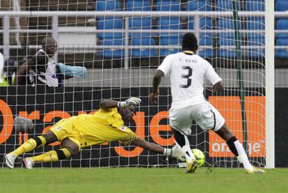 Mweene, en el momento de detener el penalti al ghanés Gyan.