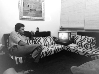 Felipe González, cabeza de lista del PSOE en las elecciones generales, sigue por televisión la jornada electoral en casa de su asesor Julio Feo, el 28 de octubre de 1982 en Madrid.