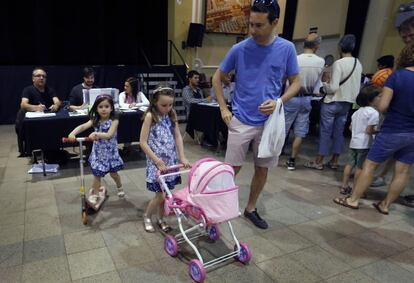 Un pare amb les seves filles al Casinet d'Hostafrancs.