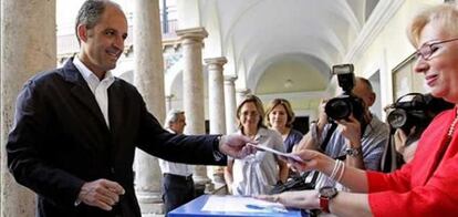 El presidente de la Generalitat, Francisco Camps, ejerce su derecho al voto en las elecciones al Parlamento Europeo.