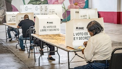 Una persona emite su voto durante la jornada electoral del Poder Judicial, en Ciudad de México