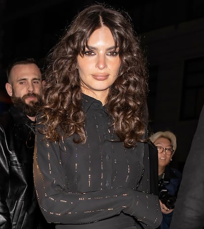 Emily Ratajkowski se ha dejado ver en los últimos meses con la melena rizada.