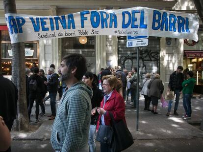 Protesta veïnal contra el desnonament d'una família en un pis ocupat.