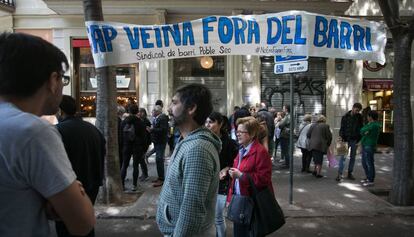 Protesta veïnal contra el desnonament d'una família en un pis ocupat.