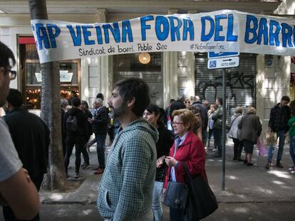 Protesta veïnal contra el desnonament d'una família en un pis ocupat.