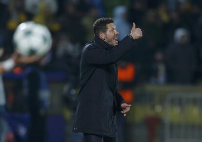 El entrenador del Atlético de Madrid Diego Simeone da instrucciones a los jugadores.