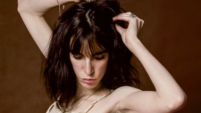 Patti Smith, posando para la portada del álbum 'Easter' (1978), ajustándose una horquilla.