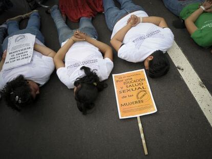 Manifestaci&oacute;n por la despenalizaci&oacute;n del aborto en El Salvador. / Efe