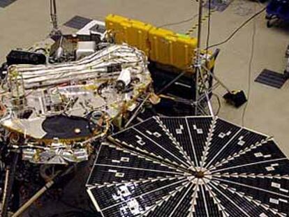 Montaje de la sonda espacial <i>Phoenix</i> de exploración de Marte en los talleres de Lockheed Martin.