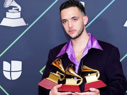 C. Tangana, con los tres premios Grammy Latinos que logró el 18 de noviembre en la gala celebrada en Las Vegas.