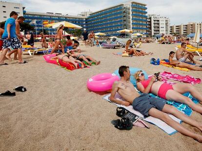 Turistas en la playa del municipio de Santa Susana (Tarragona).