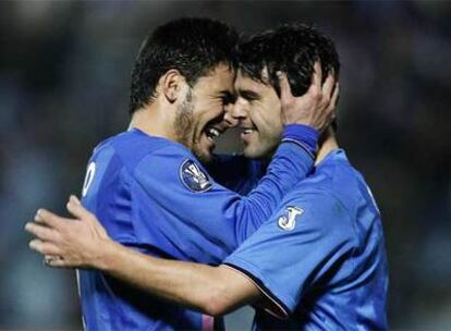 Braulio y Contra celebran un gol.