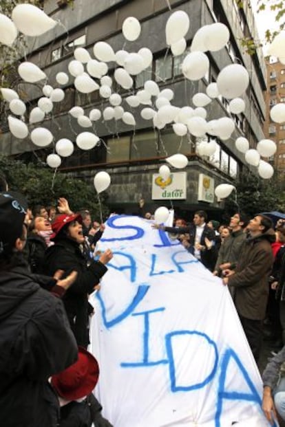 Pro-life protestors demonstrate outside Cl&iacute;nica Dator.