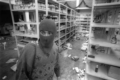 El 2 de enero de 1994, el EZLN toma una tienda del IMSS en San Cristóbal de las Casas, Chiapas.