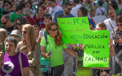 Manifestación de profesores con motivo de la huelga de enseñanza en Andalucía, este martes en Sevilla.