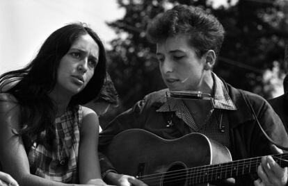 Agosto de 1963. Joan B&aacute;ez y Bob Dylan act&uacute;an durante la marcha de los derechos civiles de agosto de 1963 en Washington. 