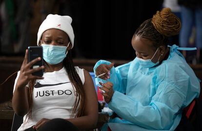 Una mujer recibe la vacuna de Pfizer el 1 de octubre en Johanesburgo (Sudáfrica).
