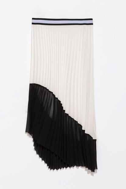 Falda bicolor asimétrica y plisada de Zara (39,95 euros).