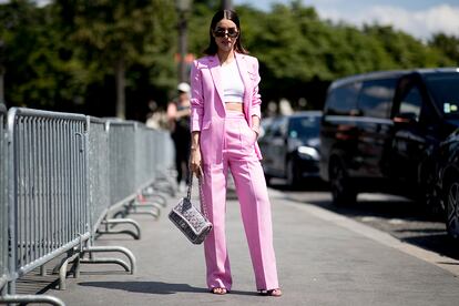 El traje rosa es la prenda viral del momento y no podía faltar en el street style de esta edición.