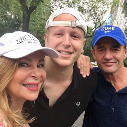 Álex Lequio con sus padres, Ana Obregón y Alessandro Lequio, en una imagen de Instagram de finales de 2018.