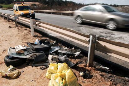 Restos del accidente de tráfico ocurrido en la carretera A-494, en el término municipal de Moguer (Huelva).