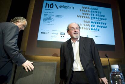 El escritor Salman Rushdie, ayer en la Alhóndiga junto al alcalde de Bilbao, Iñaki Azkuna.