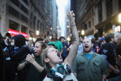 Imagen de una de las marchas improvisadas para celebrar la continuidad del campamento de 'Occupy Wall Street' en el parque Zuccotti.