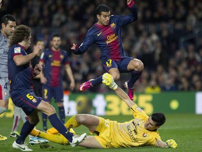 Pedroevita al portero Andrés ante la mirada de Puyol.