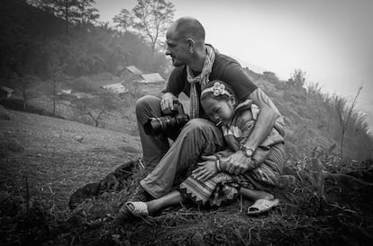 Omar Havana, fotoperiodista español freelance, ama Asia. Y moverse mucho. Ha vivido en Katmandú (Nepal) desde 2014 hasta finales de 2015, y previamente en Camboya de 2008 a 2014. Comenzó en el mundo de la fotografía a los 23 años, mientras residía en el Reino Unido. Pasito a pasito, ha viajado a más de 60 países. Algunas de sus fotos han sido seleccionadas entre las mejores en los últimos dos años por medios internacionales. Las que tomó durante el terremoto que afectó a Nepal se han publicado en cientos de publicaciones de todo el mundo. “Reconstruyendo pasos' es parte de un proyecto para rendir homenaje a la población de un país al que amo y que tanto me ha dado en el año en que viví allí", asegura el autor. En las páginas siguientes, él mimo comenta algunas de sus imágenes.