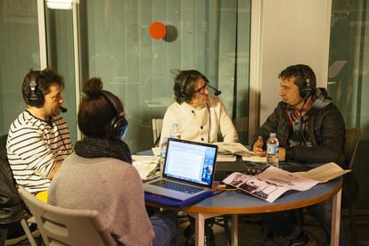 Cuando se oculta el sol, Sara aún tiene aguante para participar en la emisión en directo de 'El séptimo vicio', el programa de Radio 3 que conduce estos días el periodista Javier Tolentino desde Guía de Isora.