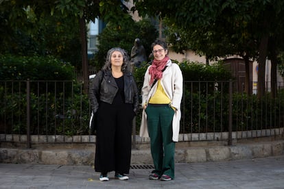 Rosa Deyà (izquierda) y Carme Vedaguer (derecha) vecinas del barrio de Canamunt, en el centro histórico de Palma de Mallorca