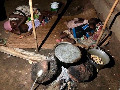 La mujer e hijos de un trabajador de la PHC duermen al aire libre junto a la única comida del día: hojas de mandioca sin sal ni aceite y unos granos de maíz. El empleado mantiene a diez familiares con un salario de 30 euros al mes. No quiere que la PHC desaparezca, pero sí que mejore las condiciones de trabajo.