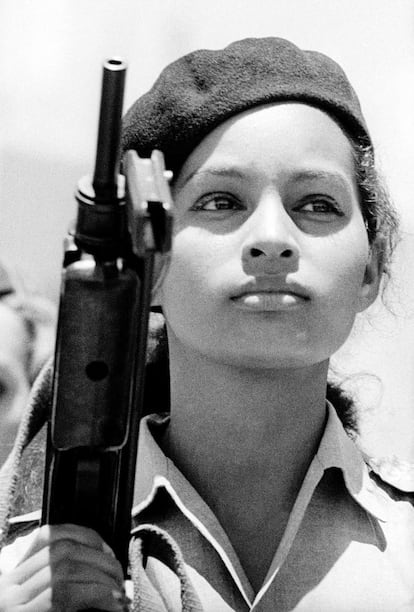 Na exposição, organizada por Ana Berruguete, é exibida uma série de imagens de militantes, feitas por Korda a partir da revolução de 1959. O fotógrafo buscava nos desfiles e ruas mulheres que lhe chamavam a atenção.