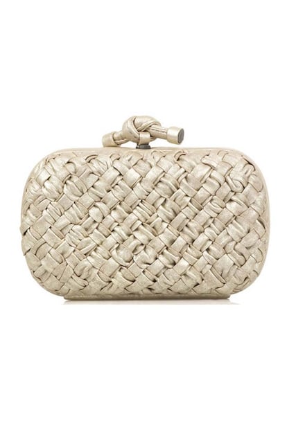 El clutch por excelencia. De piel trenzada, el The Knot de Bottega Veneta es uno de los bolsos de fiesta más deseados de la industria.