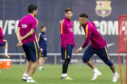 Su&aacute;rez, Messi y Neymar en un entrenamiento del Bar&ccedil;a.
