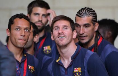 Adriano, Piqué, Messi y Pinto, durante la visita.