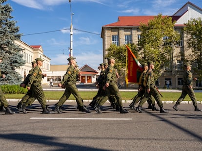 Soldados transnistrios desfilan por la ciudad de Tiráspol, el 2 de septiembre de 2023.