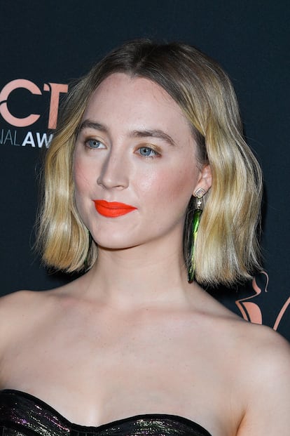 Saoirse Ronan. La protagonista de Mujercitas también juega al contraste con una ancha raíz castaña que se contrapone a las puntas, casi platino. El corte bob con ondas hace el resto.