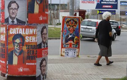 Carteles electorales para los comicios catalanes del 14 de febrero, en Terrassa.