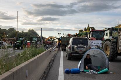 Los agricultores que mantienen la vía cortada se disponen a pasar la noche. Las reivindicaciones clave son las cláusulas espejo y el precio del carburante.