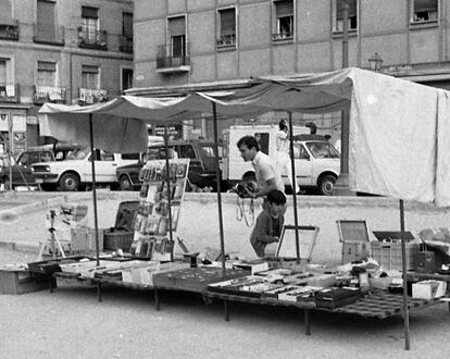 Jose Luis Mur y su hijo Sergio, en sus primeros años con el puesto en el Rastro.