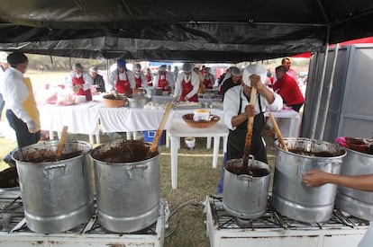 Vista general de los alimentos para la fiesta de 15 años de la joven mexicana Rubí