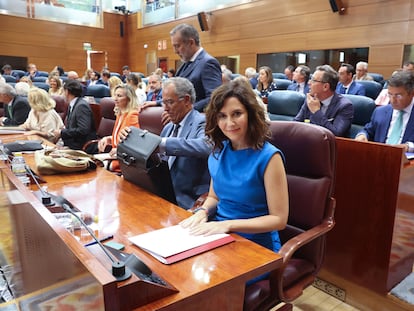 La presidenta de la Comunidad de Madrid, Isabel Díaz Ayuso, en el escaño de la Asamblea de Madrid, antes de arrancar el discurso del debate del estado de la región, este lunes.