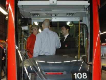 Aguirre charla con un conductor del Metro Ligero.